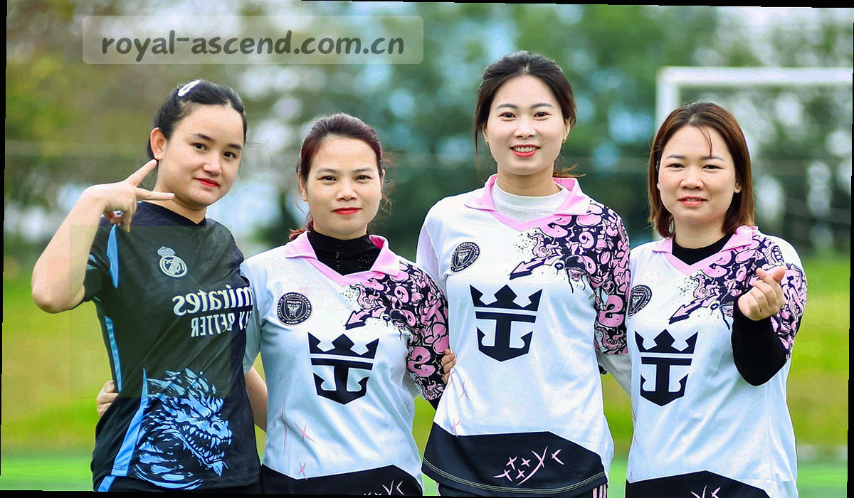 四段金色折线穿过暗色网格，每段端点有编号圆点，最后一段连向一个亮起的新屏幕图形